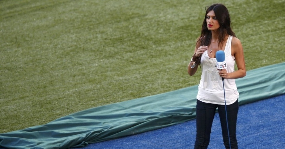 01.jul.2012 - A jornalista Sara Carbonero, noiva do goleiro Iker Casillas, é fotografada antes da final da Eurocopa