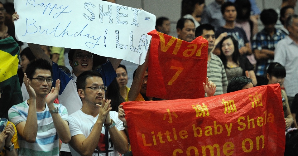 A torcida chinesa também lembrou do aniversário de Sheilla
