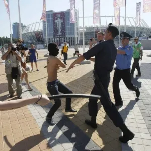 Ativista do Femen ameaça agredir policial durante protesto do grupo antes da final da Euro-2012 - GLEB GARANICH/REUTERS