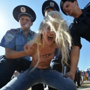 Ativista do Femen é detida durante protesto antes da final da Euro-2012 - SERGEI SUPINSKY/AFP