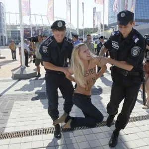 Ativista do Femen é detida durante protesto em frente ao Estádio Olímpico de Kiev, horas antes da final da Euro-2012 - GLEB GARANICH/REUTERS