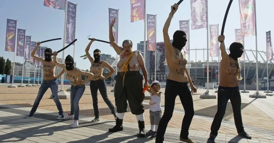 Ativistas do Femen protestam horas antes do início da final da Euro-2012, em Kiev - GLEB GARANICH/REUTERS