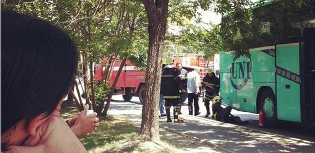 Bombeiros controlam princípio de incêndio no ônibus da seleção em Sofia, enquanto jogadores aguardam