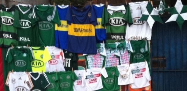 Camisas do rival do Corinthians na Libertadores são vendidas no jogo do Palmeiras - Paulo Passos / UOL Esporte