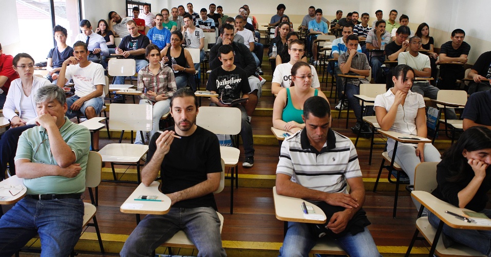 Candidatos aguardam o início do vestibular 2012 de inverno das Fatecs (Faculdades de Tecnologia) do Estado de São Paulo, que acontece neste domingo (1º), das 13h às 18h. São oferecidas 11.895 vagas, distribuídas entre 55 unidades e 62 cursos de graduação tecnológica gratuitos