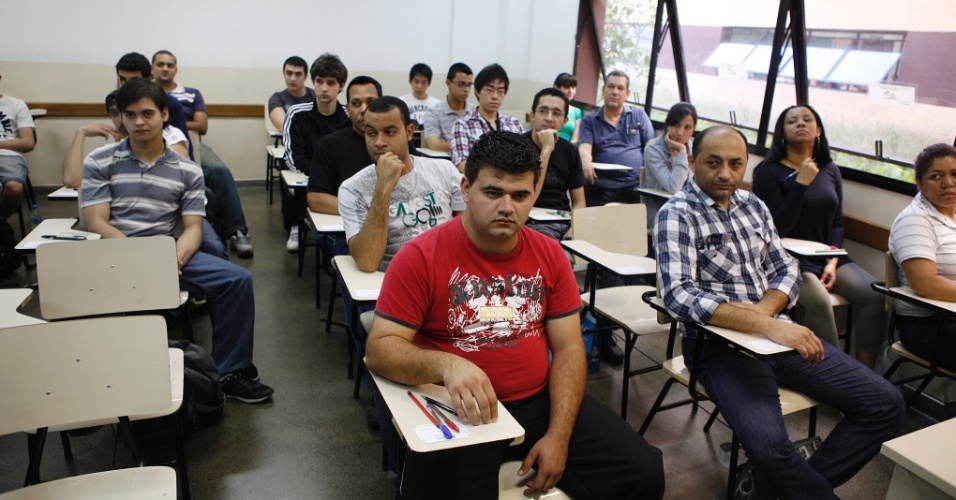 Candidatos aguardam o início do vestibular 2012 de inverno das Fatecs (Faculdades de Tecnologia) do Estado de São Paulo, que acontece neste domingo (1º), das 13h às 18h. São oferecidas 11.895 vagas, distribuídas entre 55 unidades e 62 cursos de graduação tecnológica gratuitos