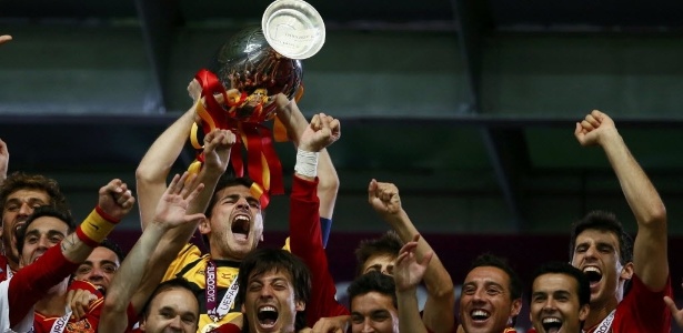 Capitão Iker Casillas levanta troféu após bater a Itália por 4 a 0 e vencer a Eurocopa