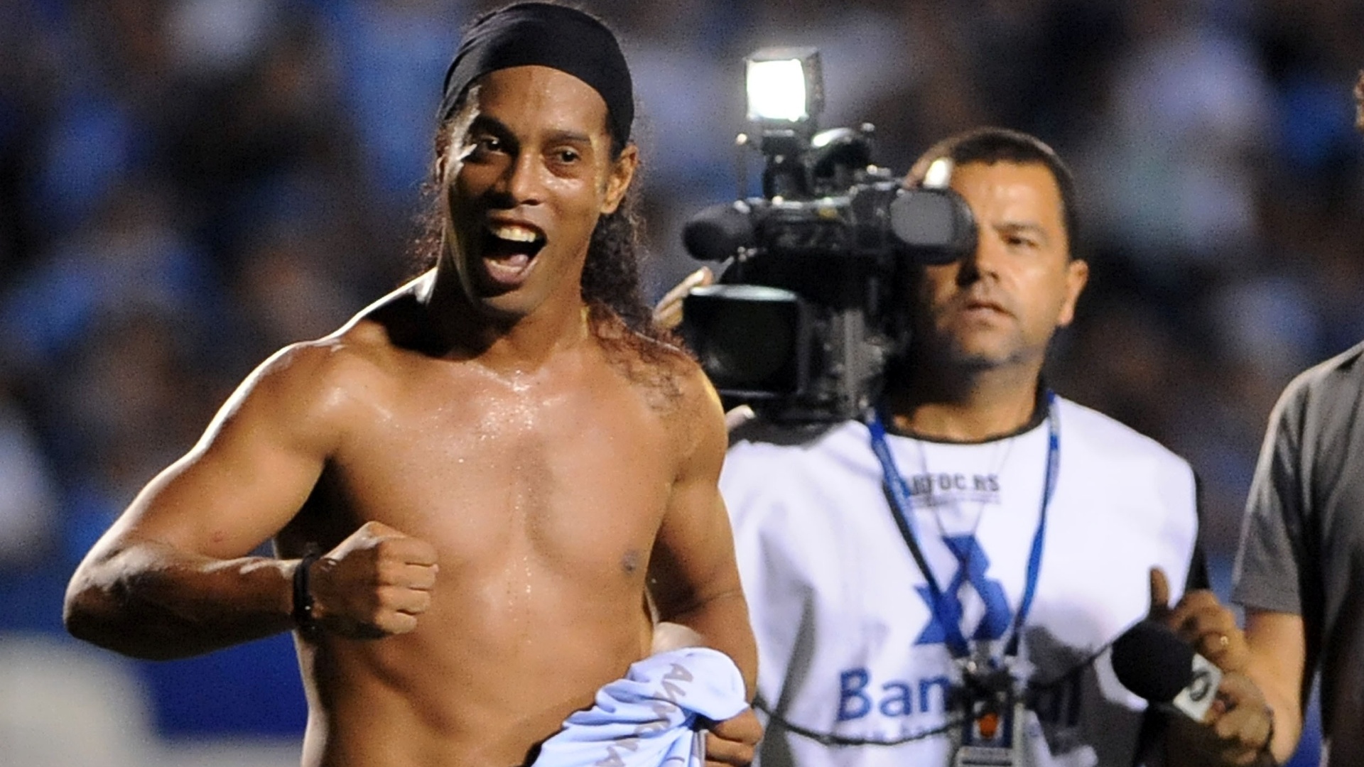 Com a camisa do Grêmio na mão, Ronaldinho Gaúcho comemora vitória do Atlético-MG sobre os gaúchos
