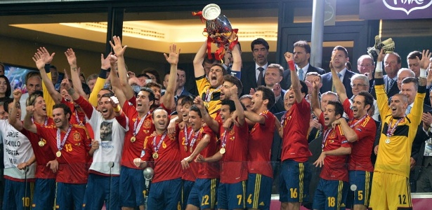 Espanhóis celebram conquista da Eurocopa após vencer a Itália na final por 4 a 0 - AFP PHOTO/GABRIEL BOUYS