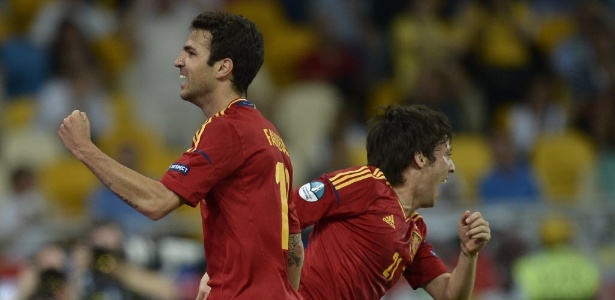 Espanhóis David Silva (d.) e Fabregas celebram gol da Espanha contra a Itália na final da Euro