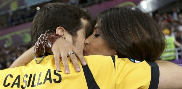 Capitão da Espanha, Iker Casillas beija sua namorada, a jornalista Sara Carbonero
