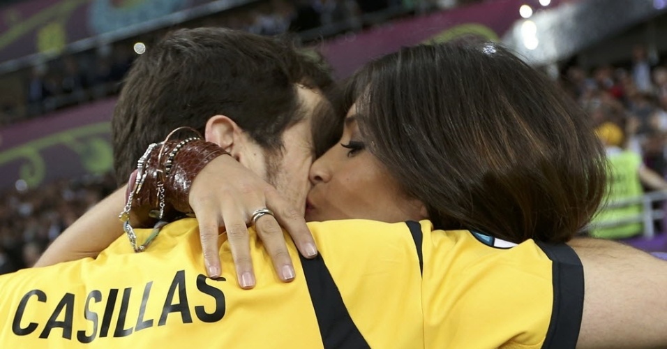 01.jul.2012 - Goleiro e capitão da Espanha, Iker Casillas beija sua namorada, a jornalista Sara Carbonero, em comemoração do título da Eurocopa conquistado após golear a Itália por 4 a 0