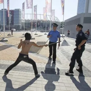 Grupo protesta contra a presença do presidente da Bielorrússia, Alexander Lukashenko, que pretende acompanhar a partida no estádio - GLEB GARANICH/REUTERS