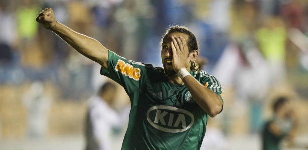 Barcos comemora ao marcar o gol do Palmeiras na vitória sobre o Figueirense - Eduardo Knapp/Folhapress