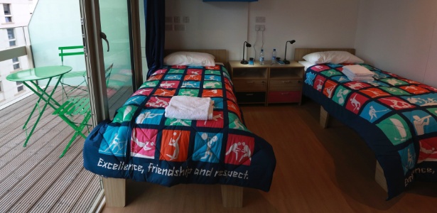 Imagem do interior de um dos quartos da Vila Olímpica, já com cobertores com alusão aos Jogos