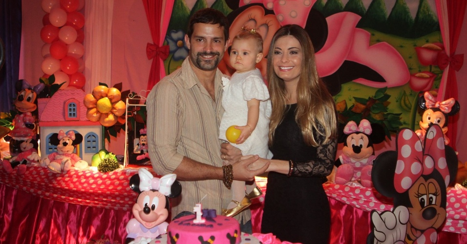 Iran Malfitano comemora o primeiro ano da filha Laura na zona oeste do Rio de Janeiro (1/7/12)