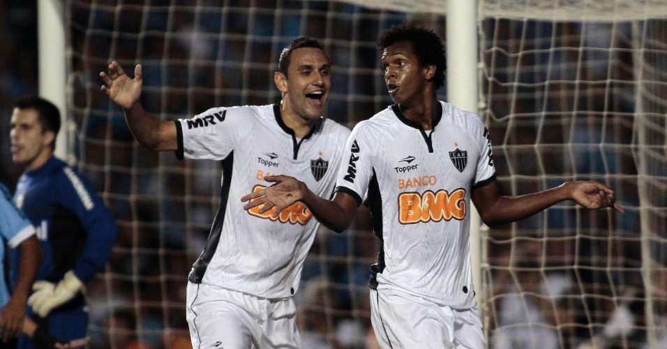 Jô comemora após marcar um golaço para o Atlético-MG no jogo contra o Grêmio, no Olímpico
