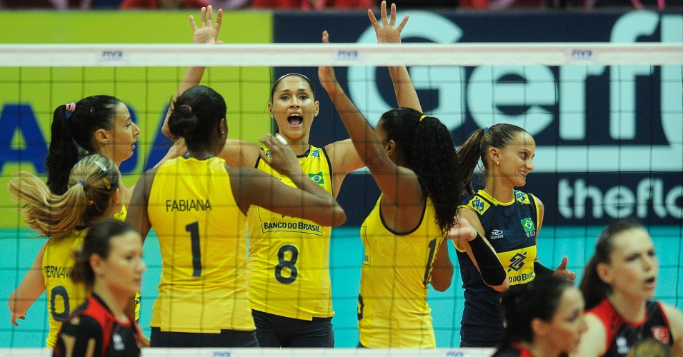 Jogadoras do Brasil comemoram vitória contra a Turquia pelo Grand Prix