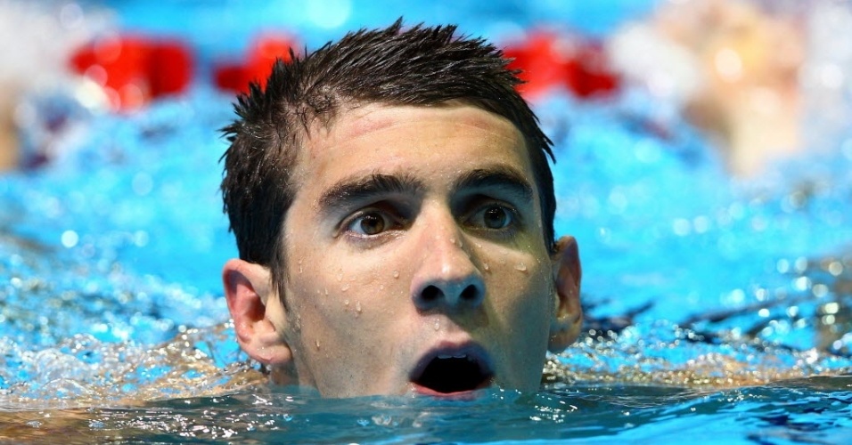 Michael Phelps observa o placar após vencer os 100 m borboleta na seletiva americana para Londres