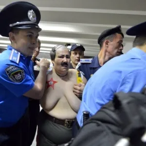 Mulher ativista do femen é detida por policiais antes da final entre Espanha x Iália - AFP