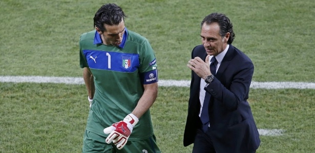 O técnico da Itália, Cesare Prandelli e o capitão Gianluigi Buffon na final da Euro-2012