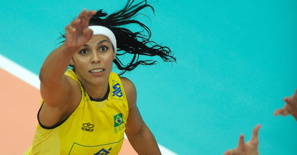Paula Pequeno salta para tentar o ataque pelo Brasil contra a Turquia