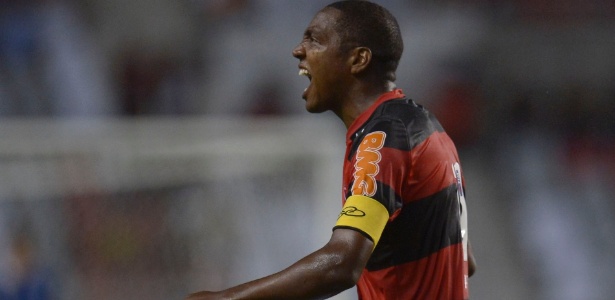 Renato Abreu esbraveja com a torcida rubro-negra durante comemoração de um gol - Alexandre Loureiro/ VIPCOMM
