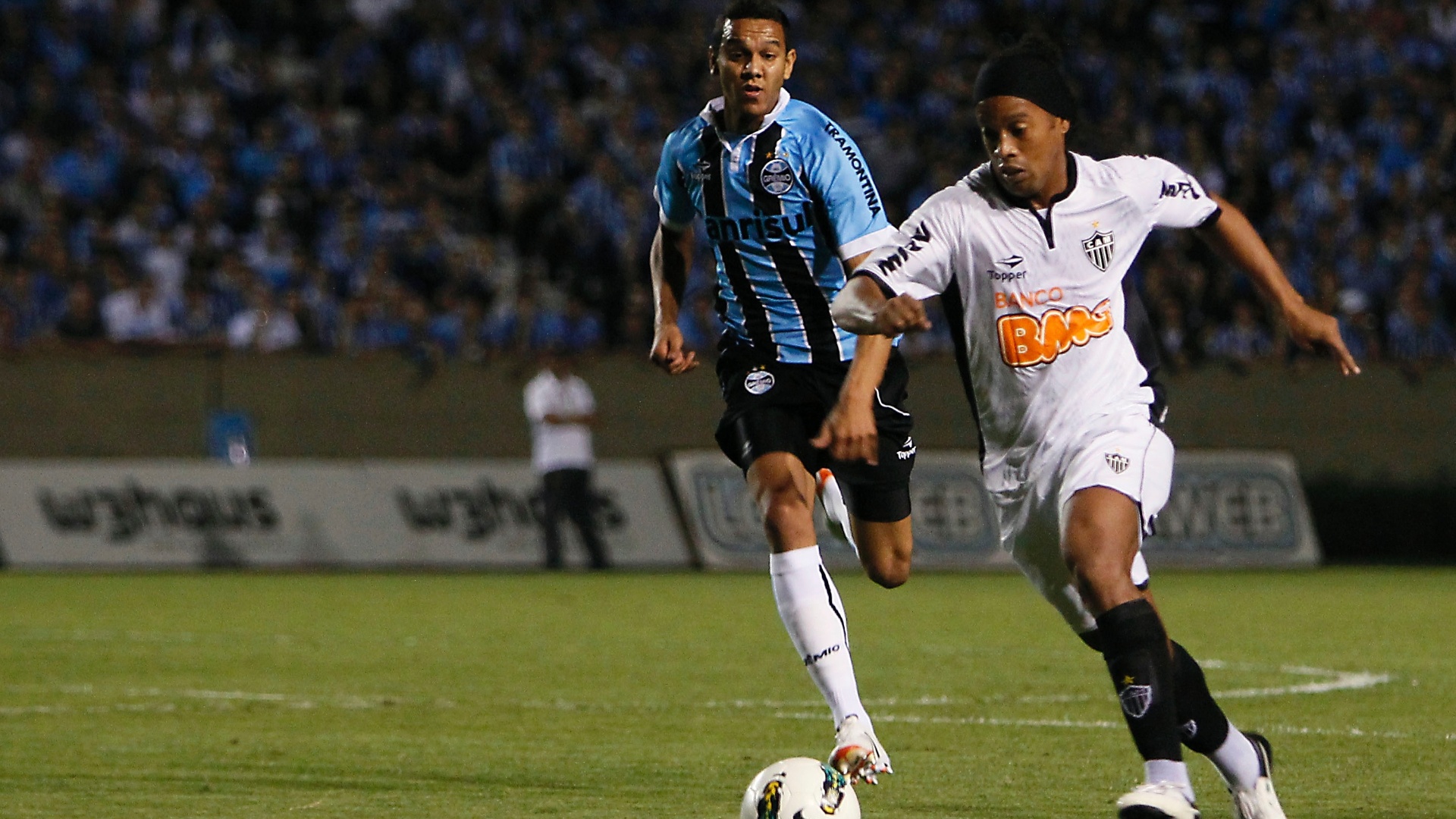 Ronaldinho Gaúcho conduz a bola e tenta jogada ofensiva para o Atlético-MG no duelo contra o Grêmio