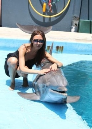 Victoria Beckham publicou em seu perfil no Twitter uma foto em que aparece com um golfinho em um parque aquático nos EUA. "Dia muito especial com as crianças, nadando com os golfinhos. Eles são tão lindos", escreveu (1/7/12)