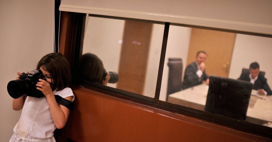2.jul.2012 - Presidente virtualmente eleito do México, Enrique Peña Nieto (centro, refletido no espelho), é fotografado por sua filha Regina