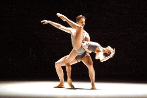 Bailarinos reproduzem passos do diretor artístico Jean-Christophe Maillot, em trecho do espetáculo de balet "Dov"e la Luna", em 2010 - Gregory Batardon/Divulgação