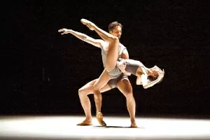 Bailarinos reproduzem passos do diretor artístico Jean-Christophe Maillot, em trecho do espetáculo de balet "Dov"e la Luna", em 2010 - Gregory Batardon/Divulgação