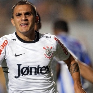 Após as saídas de Ramon (Flamengo) e Dodô (Roma-ITA), Fabio Santos não tem reserva - Folhapress