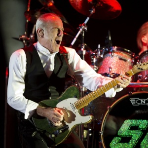 Francis Rossi, vocalista da banda de rock Status Quo, em apresentação na Espanha (14/6/12) - EFE