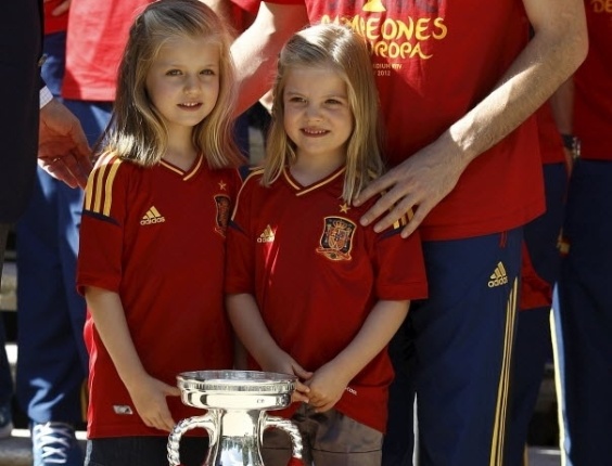 Iker Casillas e as princesas Eleonor e Sofía com a taça da Eurocopa 2012 que ficou com a Espanha pela segunda vez seguida