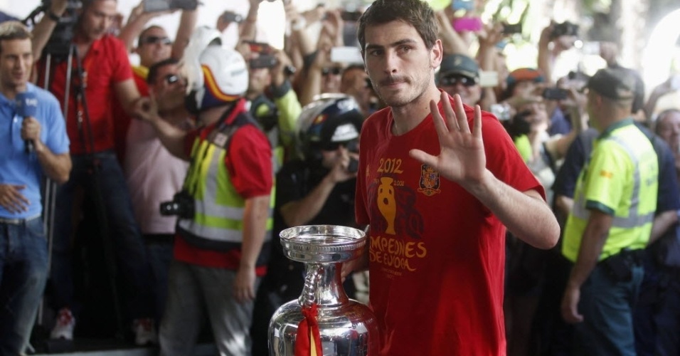 Já em Madri, Iker Casillas, goleiro e capitão da Espanha, segura a Taça de campeão da Eurocopa 2012
