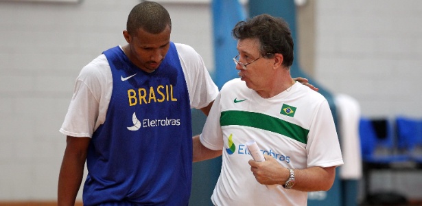 Leandrinho conversa com o técnico Rubén Magnano durante a preparação olímpica da seleção