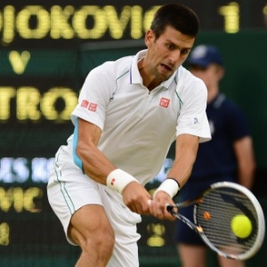 Djokovic, da Sérvia, rebate na partida contra o compatriota Victor Troicki, nas 8ªs de Wimbledon - AFP PHOTO / ANDREW YATES