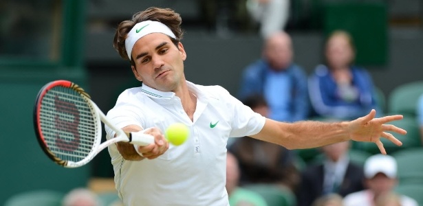 Roger Federer tenta a devolução no duelo contra Xavier Malisse  - AFP PHOTO / ANDREW YATES 