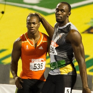 Usain Bolt cumprimenta Yohan Blake, que o venceu nas seletivas jamaicanas dos 100 m e dos 200 m 