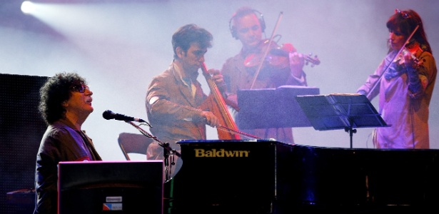 3.jul.2012 - Cantor argentino Charly García (à esquerda) se apresenta em festival de rock em Bogotá, na Colômbia - Juan Manuel Barrero/EFE