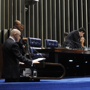Demóstenes Torres (esq.) discursou pelo segundo dia consecutivo ontem no Senado e, novamente, alegou que é inocente - Valter Campanato/Agência Brasil