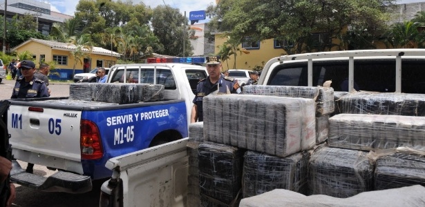 Polícia de Honduras inspeciona carga de cocaína em Tegucigalpa após a queda de uma aeronave que transportava a droga