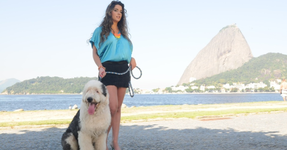 A ex-BBB Laisa Portela fez ensaio fotográfico no Rio (3/7/12). A modelo é a estrela da coleção verão 2012/2013 de uma grife feminina. Ela também se prepara para lançar uma linha de roupas com seu nome