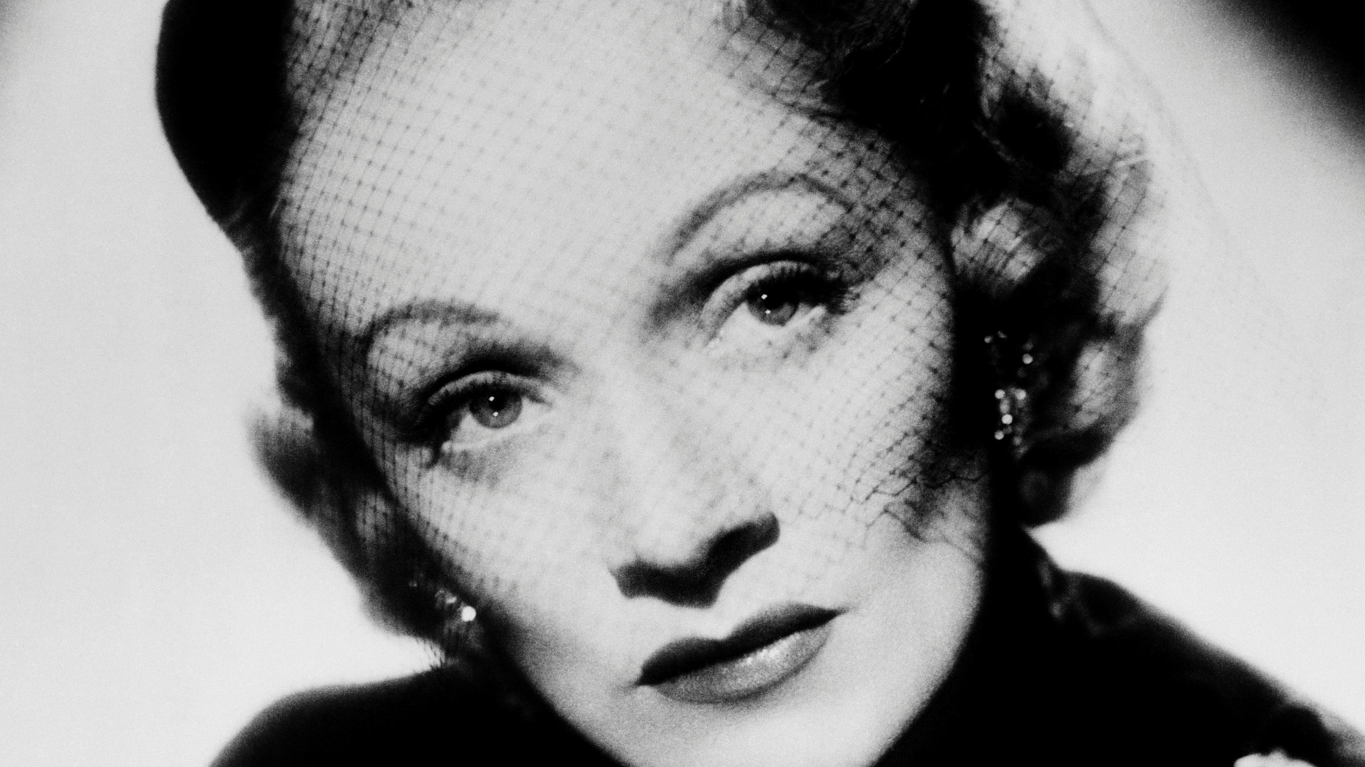 A foto em preto e branco de Marlene Dietrich está na exposição com imagens do estúdio Harcourt (3/7/12) - Divulgação
