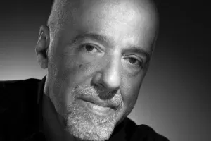 A foto em preto e branco de Paulo Coelho está na exposição com imagens do estúdio Harcourt (3/7/12) - Divulgação