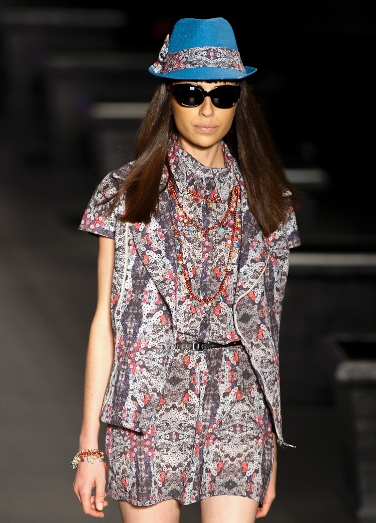 O mesmo desenho estampou todo o look da coleção da Alessa, desfilada no Fashion Rio, e apareceu até mesmo no lenço amarrado no chapéu - Alexandre Schneider/UOL
