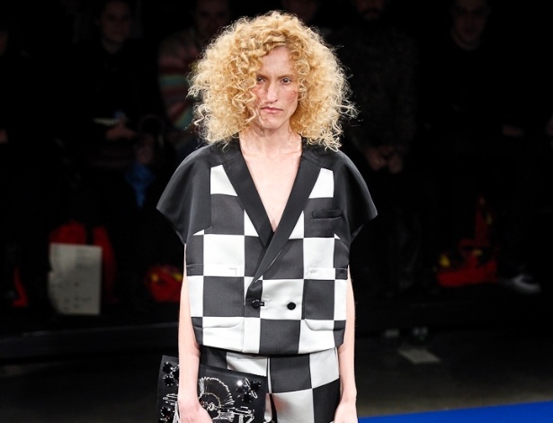 O quadriculado grande em preto e branco estampou o conjunto de calça e blusa da coleção feminina de Alexandre Herchcovitch, no SPFW - Alexandre Schneider/UOL
