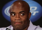 Anderson Silva vai ao UFC 154 e levanta suspeita de que pode desafiar GSP cara a cara 