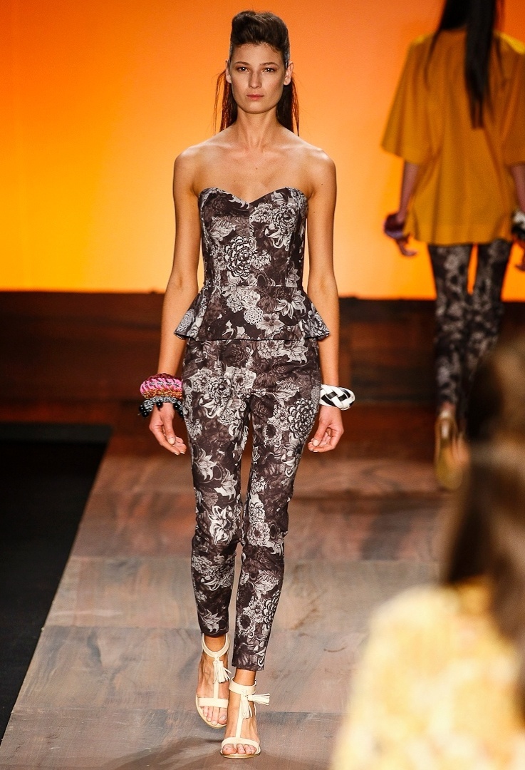 O peplum (babado em volta da cintura) está em alta e apareceu no conjunto estampado de calça e top tomara que caia na coleção de Andrea Marques, no Fashion Rio - Alexandre Schneider/UOL